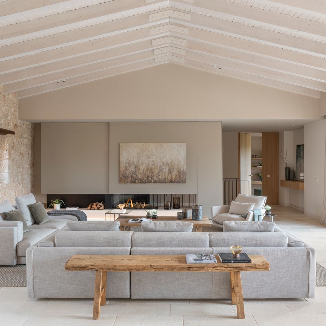 La mejor forma de colocar tu sofá para ganar amplitud y comodidad en el salón