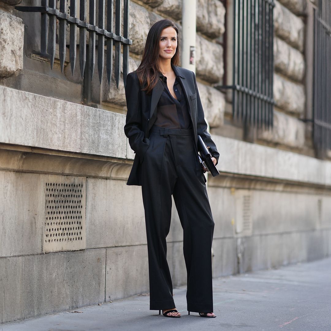 Alex Riviere con traje de chaqueta