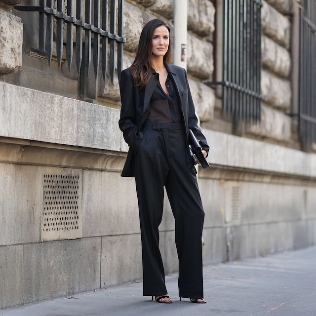 Alex Riviere con traje de chaqueta