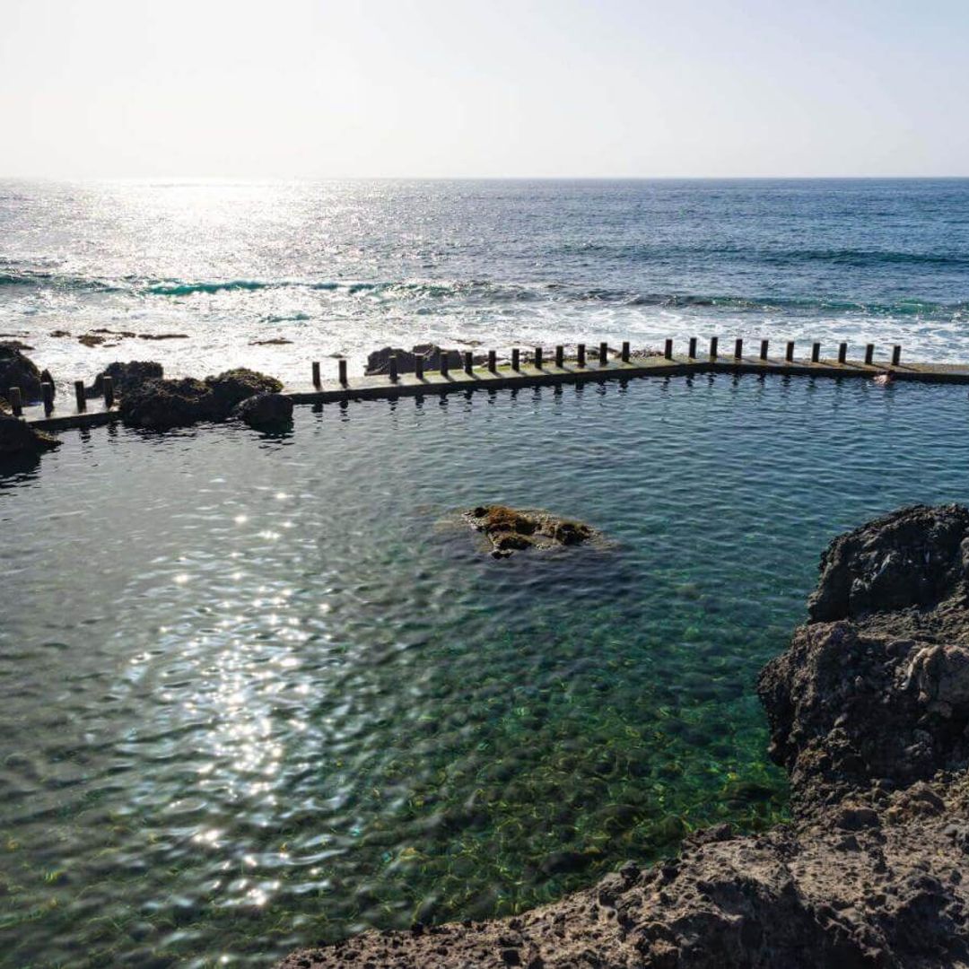 Piscina natural en la playa de La Jaquita, de arenas negras