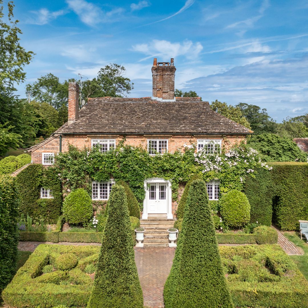 Entramos en la antigua casa de campo de la princesa Margarita y el conde de Snowdon: el refugio que inspiró 'The Crown' sale a la venta por casi 5 millones de euros