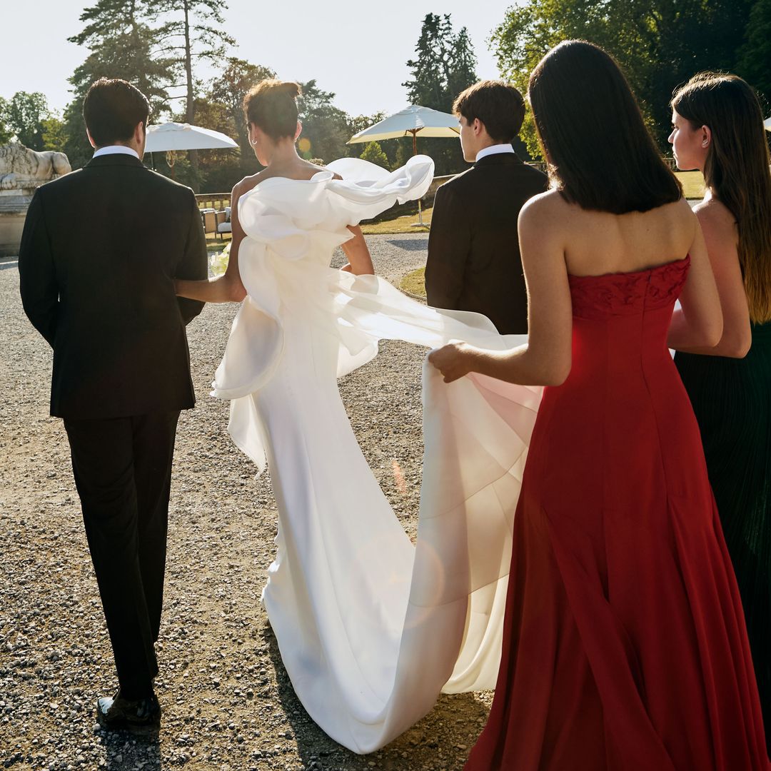 Nieves junto a sus tres hijos de camino al altar
