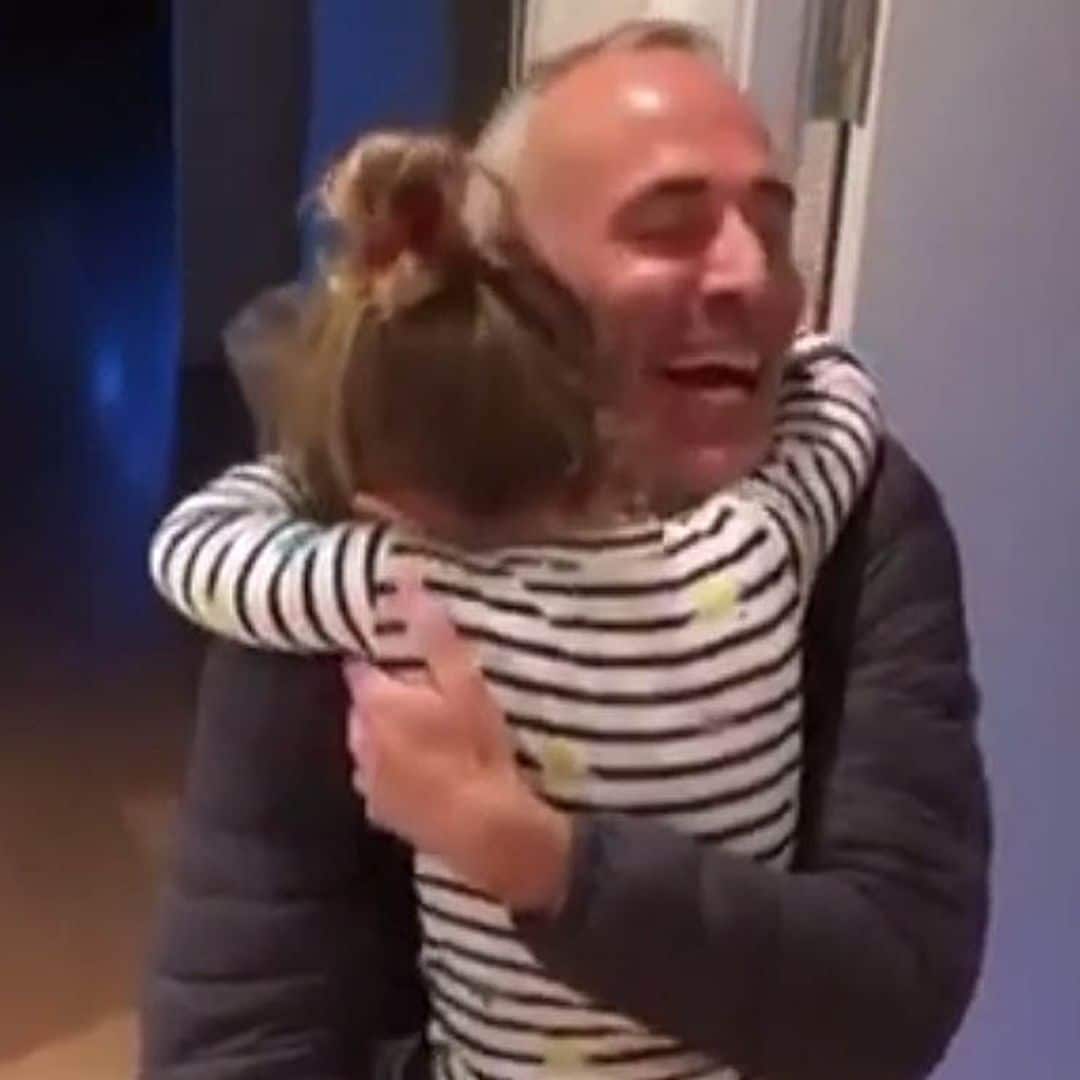 El precioso recibimiento de Érika, la hija de Álex Corretja cuando llega a casa