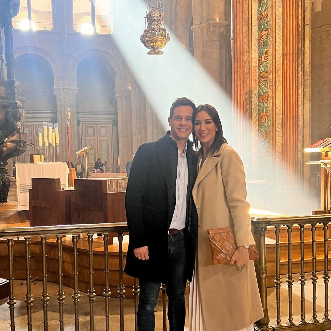 Patricia Pardo y Christian Gálvez en la catedral de Santiago