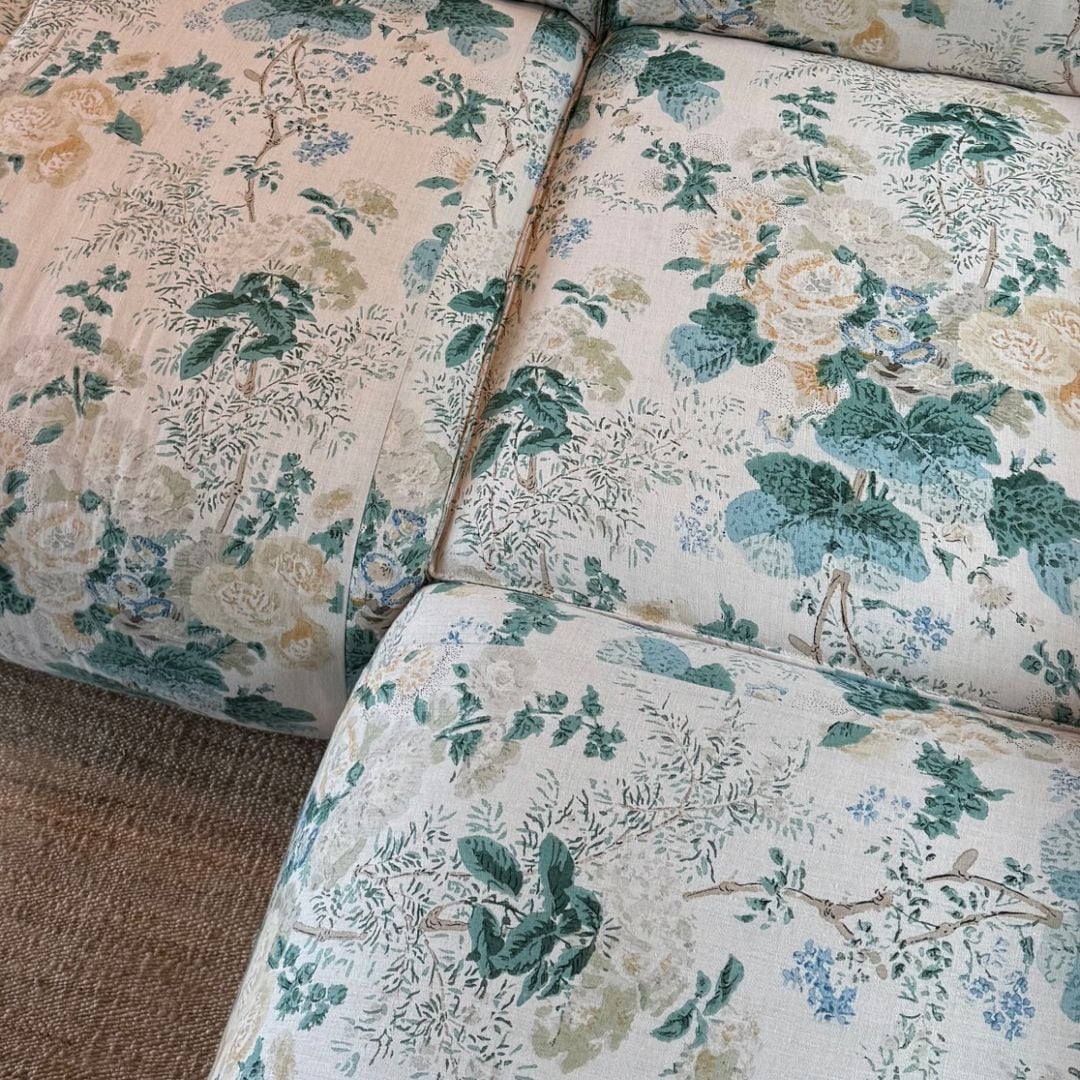 Uno de los sillones de Kendall Jenner tiene un estampado floral lleno de nostalgia.