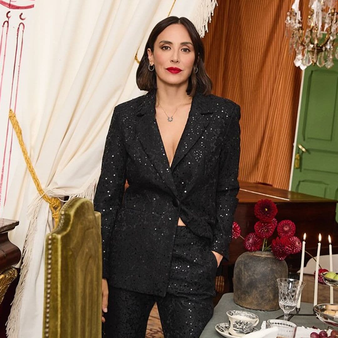 Tamara Falcó y el arte de vestir en Navidad: lentejuelas, rojo pasión y terciopelo