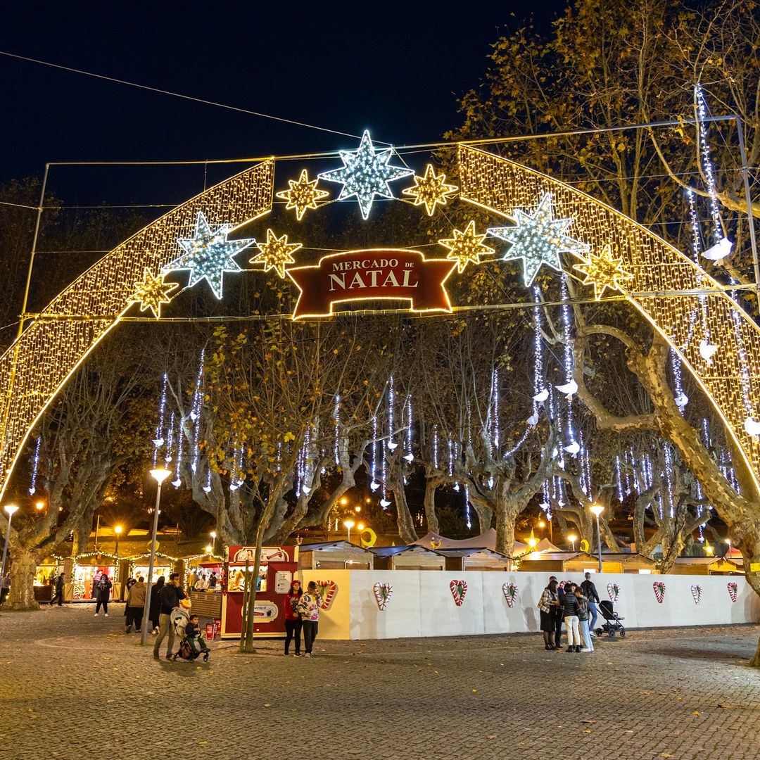 Perlim, el mercadillo y feria navideña más mágica de Portugal que se celebra en un castillo, en la ciudad de Santa María da Feria, cerca de Oporto