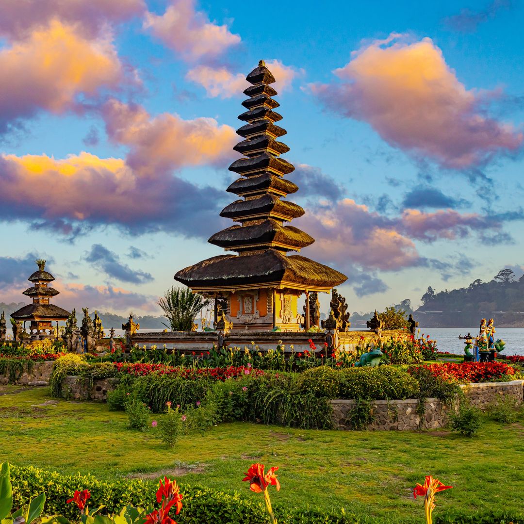 Atardecer en el templo Pura Ulun Danu Bratan en Bali, Indonesia