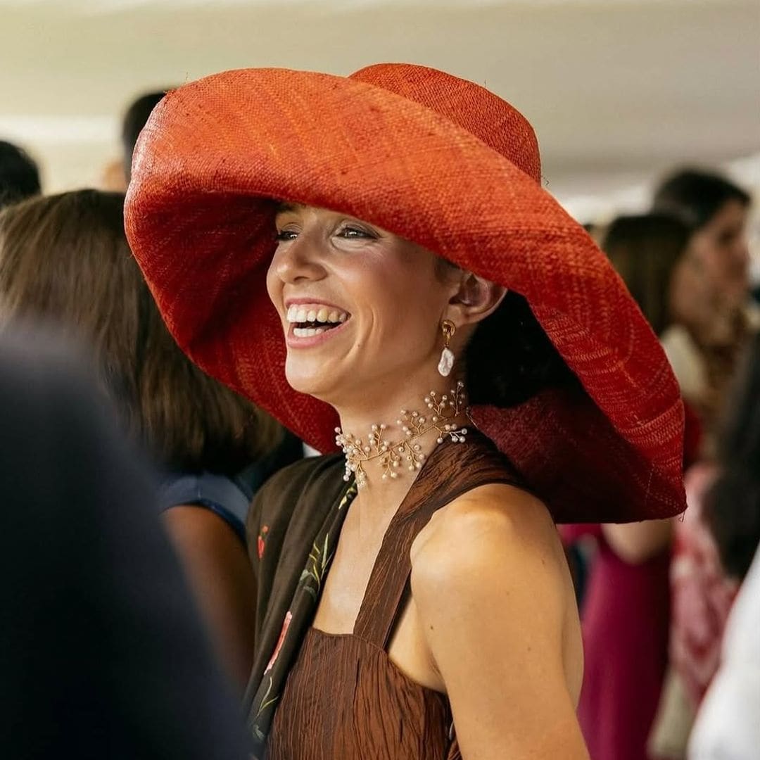 Pamelas XL de colores, el nuevo accesorio favorito de las invitadas mejor vestidas esta temporada