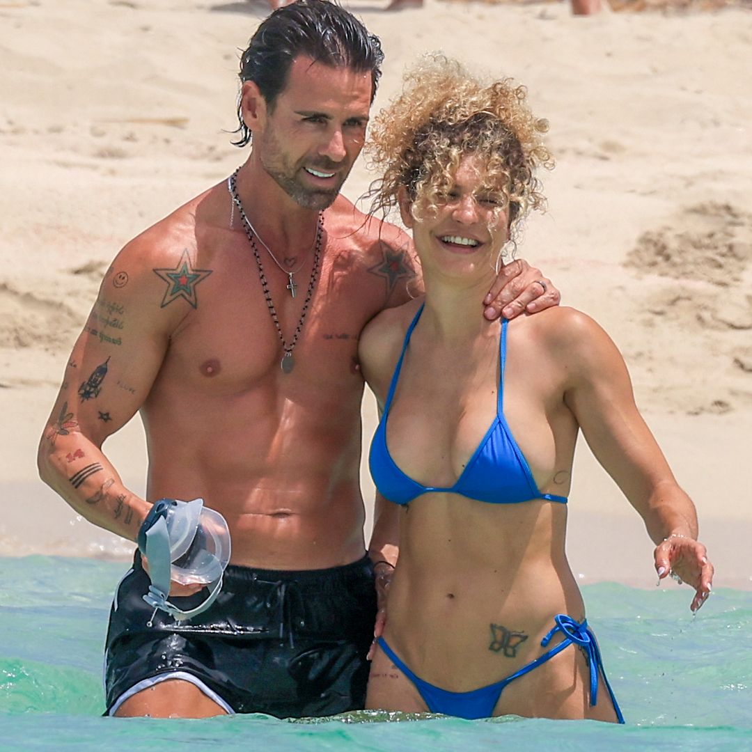 Las apasionadas fotos de Sheila Casas con su misterioso y atractivo novio en Ibiza que recuerda mucho a Escassi