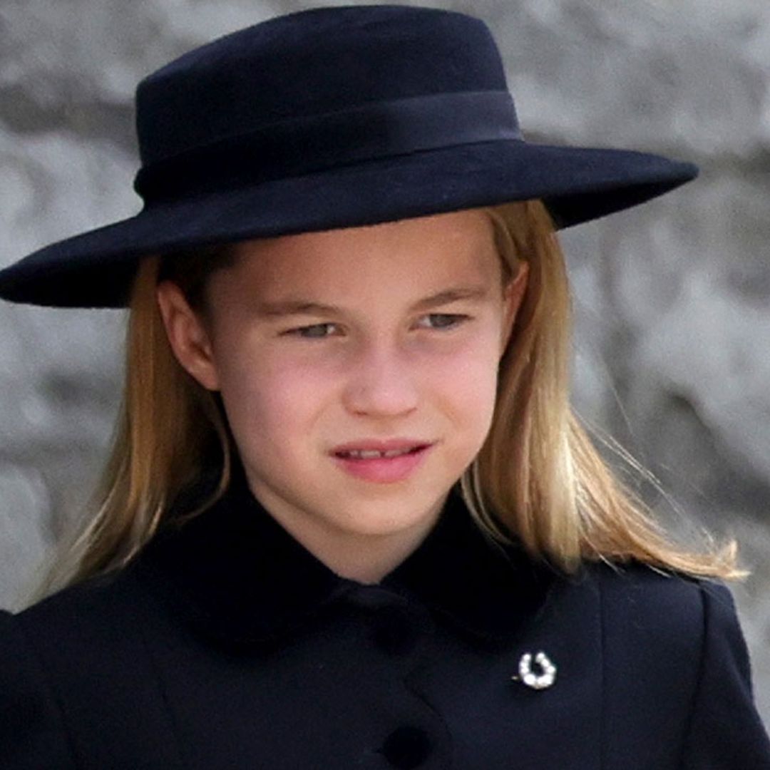 La historia detrás del broche que la princesa Charlotte llevó en el funeral de su bisabuela
