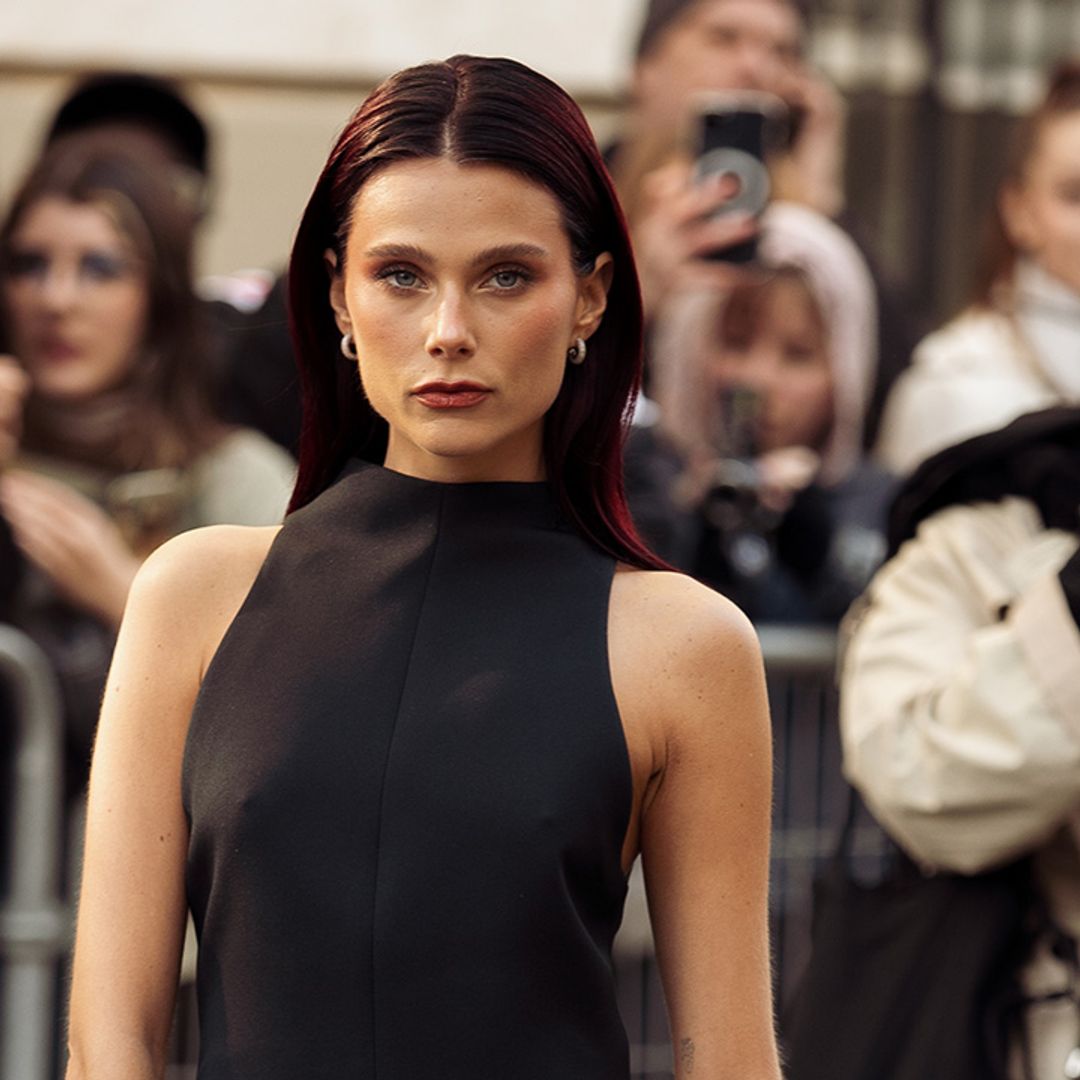 Valentina Zenere reaparece en París con su nueva imagen y el look que revolucionó los 2000