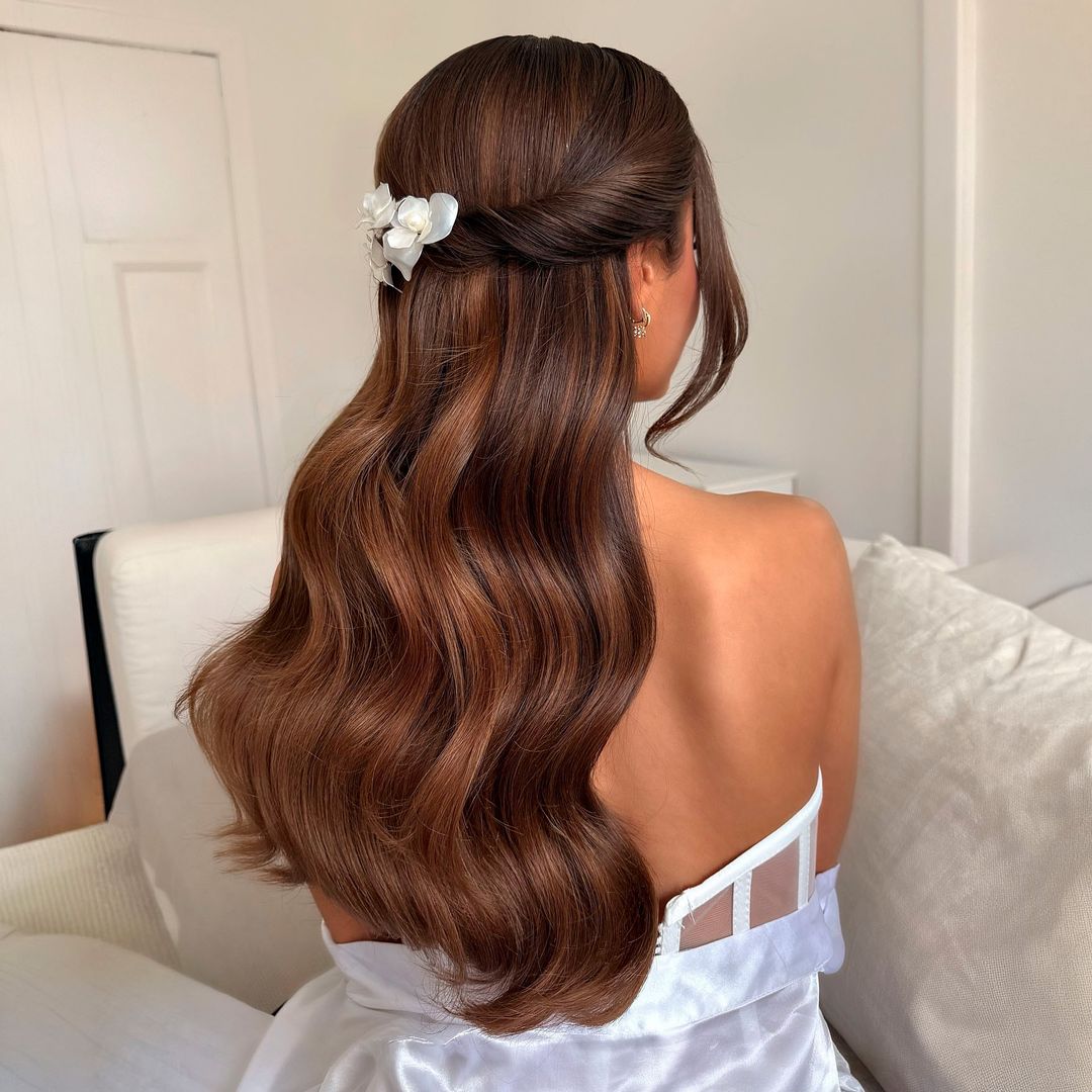 Javier Mateo, estilista, sobre el momento perfecto de hacerse mechas antes de la boda: "Este margen de tiempo permite que el color se asiente"
