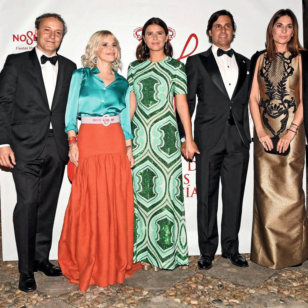 Con sus padres y sus respectivas parejas, en 2022, cuando fue madrina de la exhibición de enganches en la Real Maestranza