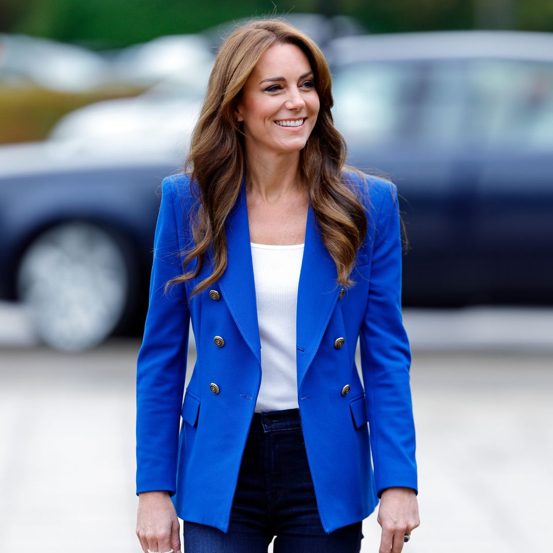Las blazers 'made in Spain' que Kate Middleton, la reina Letizia y otras 'royals' combinan con camisetas blancas y vaqueros anchos