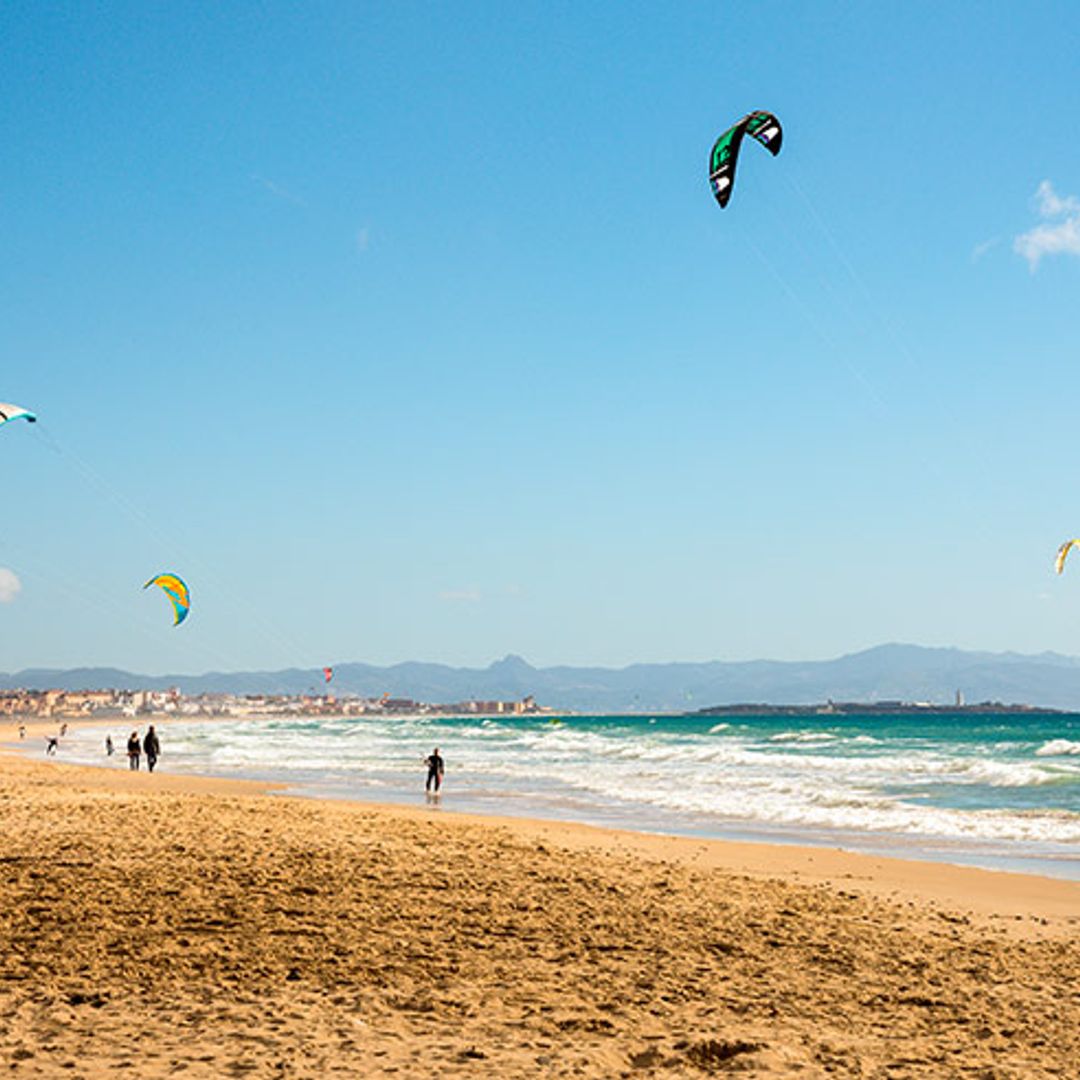 Playa de Los Lances, viento, adrenalina y plató de Masterchef