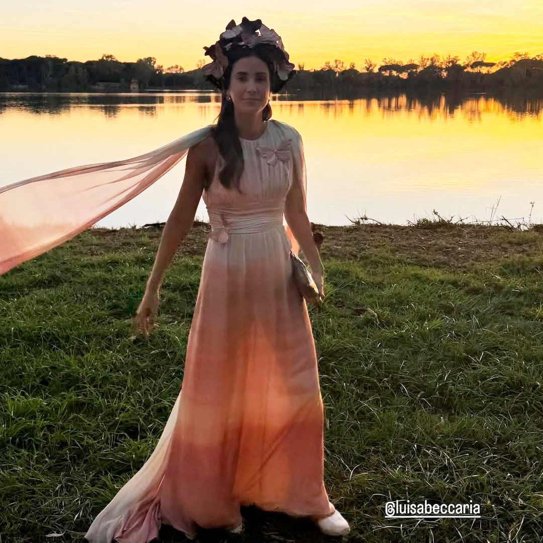 Sassa de Osma se viste de ninfa con un original look degradado para una boda mágica en Roma