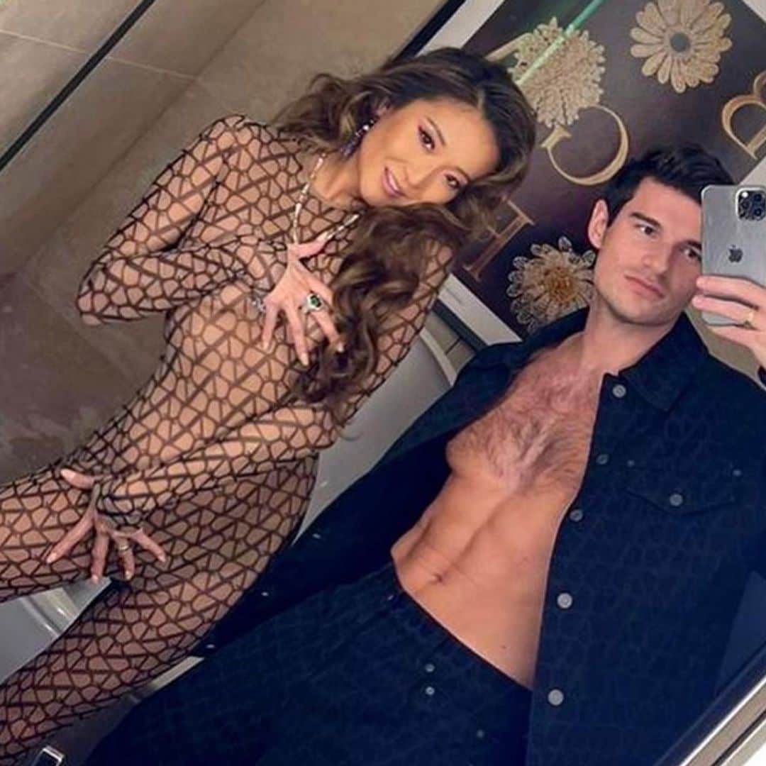 De la ficción a la realidad: Ashley Park se lleva a 'su novio' a los desfiles de París