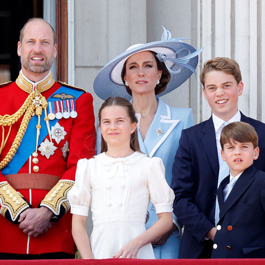 Kate Middleton corrige sutilmente a su hija, la princesa Charlotte, en el balcón de Buckingham Palace