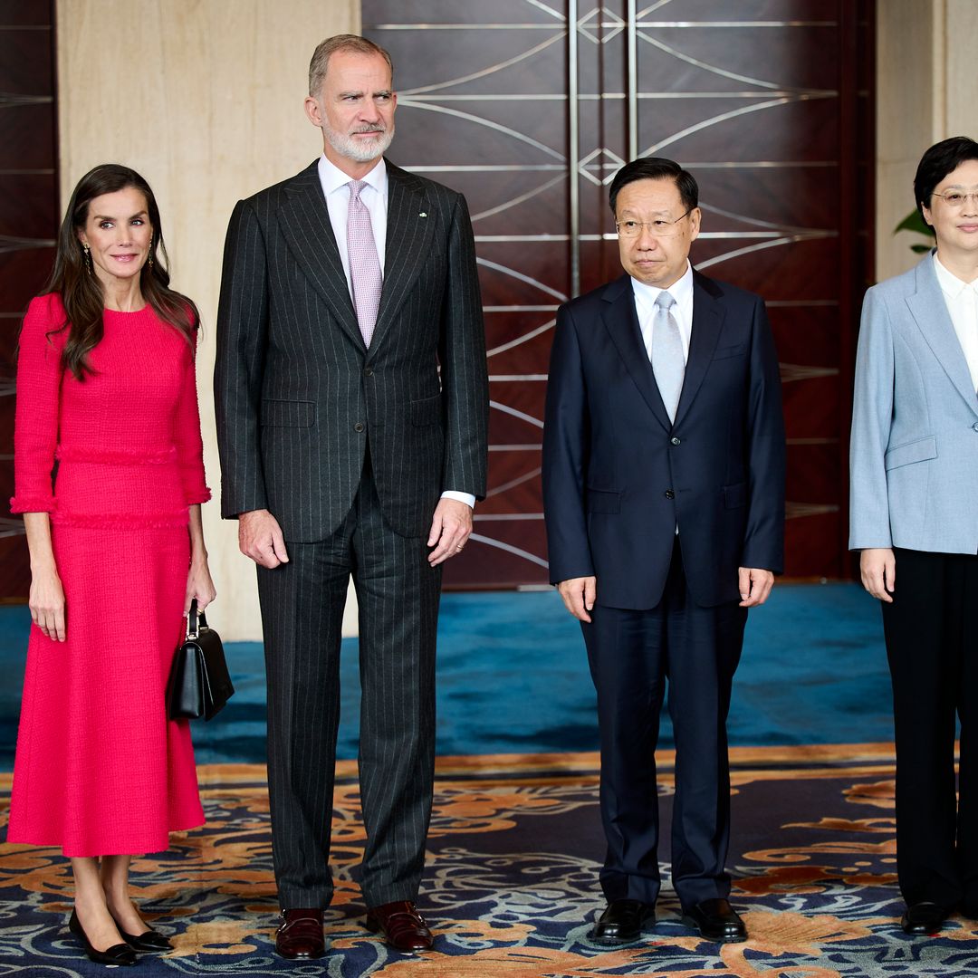 Los reyes Felipe y Letizia inician su histórico viaje a China entre homenajes, empresarios y una comida muy asiática