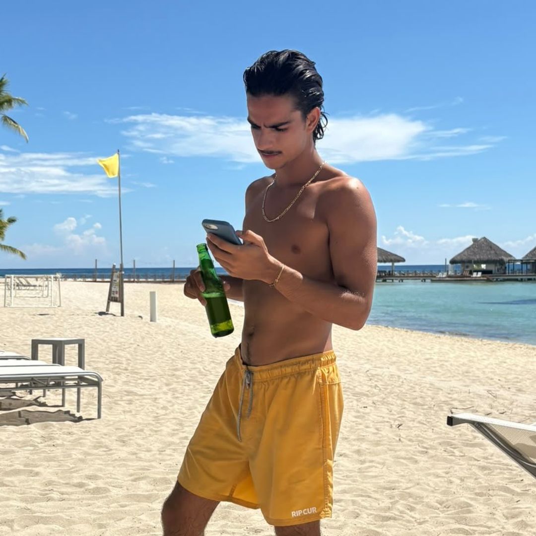 Las espectaculares fotos de Pedro Antonio, el hijo de 20 años de Rosario Flores: del posado en la playa al romántico abrazo en la piscina