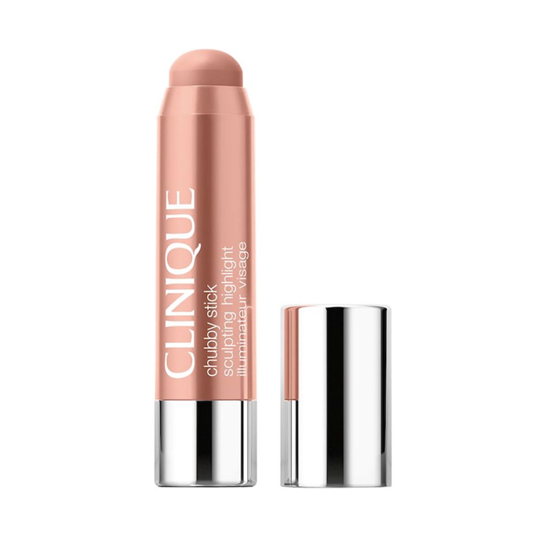 Chubby Stick™ Iluminador en barra, de Clinique (37,50 euros). Una fórmula cremosa y sin aceites que se desliza suavemente sobre la piel y deja un acabado radiante que dura todo el día. Disponible en tres tonos diferentes.