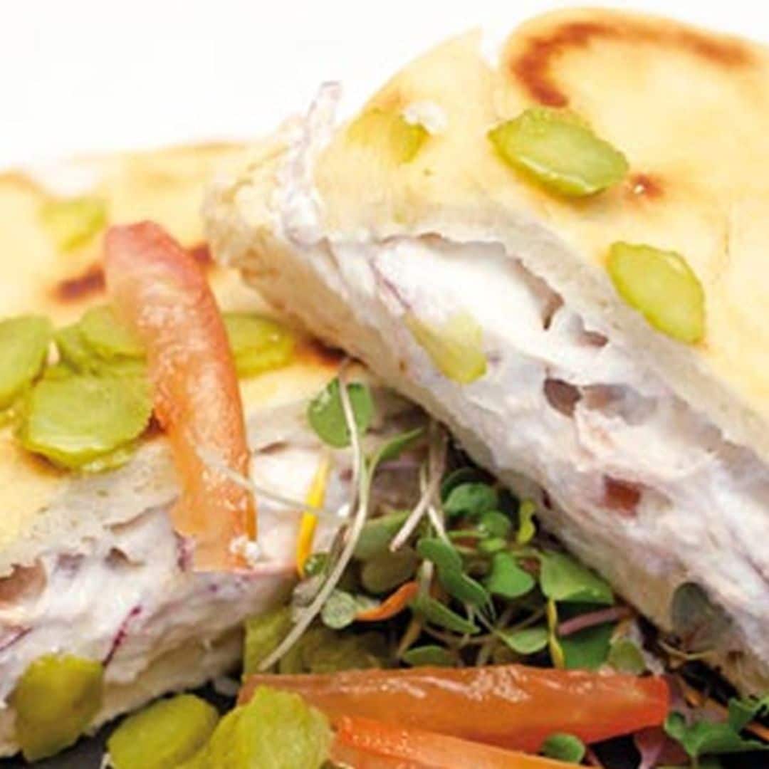 Bocadillo de atún con queso en pan de pita casera