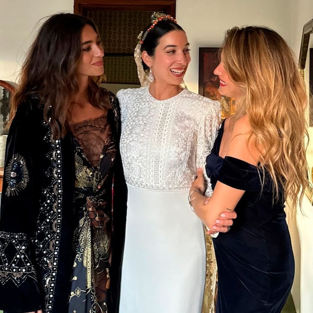 Rocío Crusset posando con sus amigas en una boda 