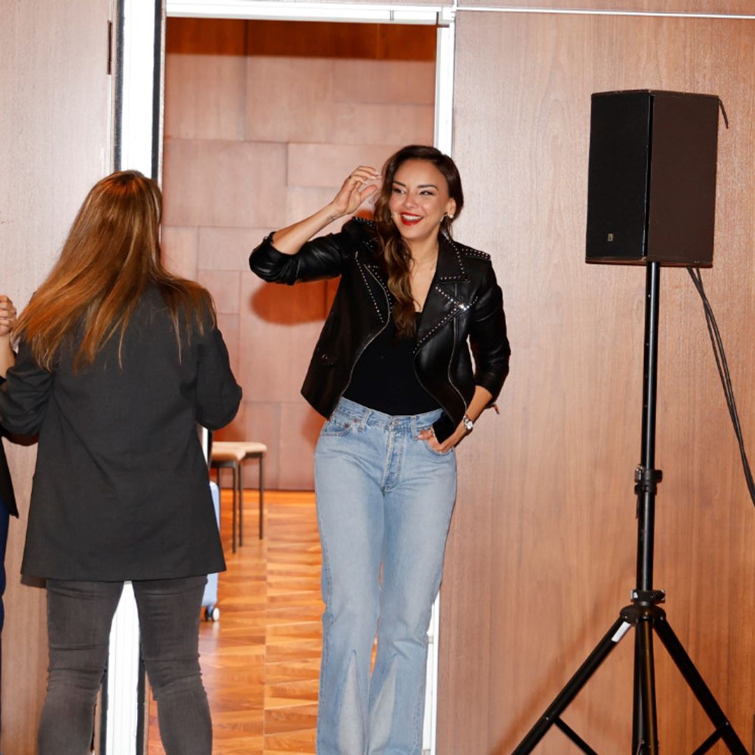 Los pantalones que ha lucido Chenoa en la presentación de OT tienen una historia que comenzó hace 22 años