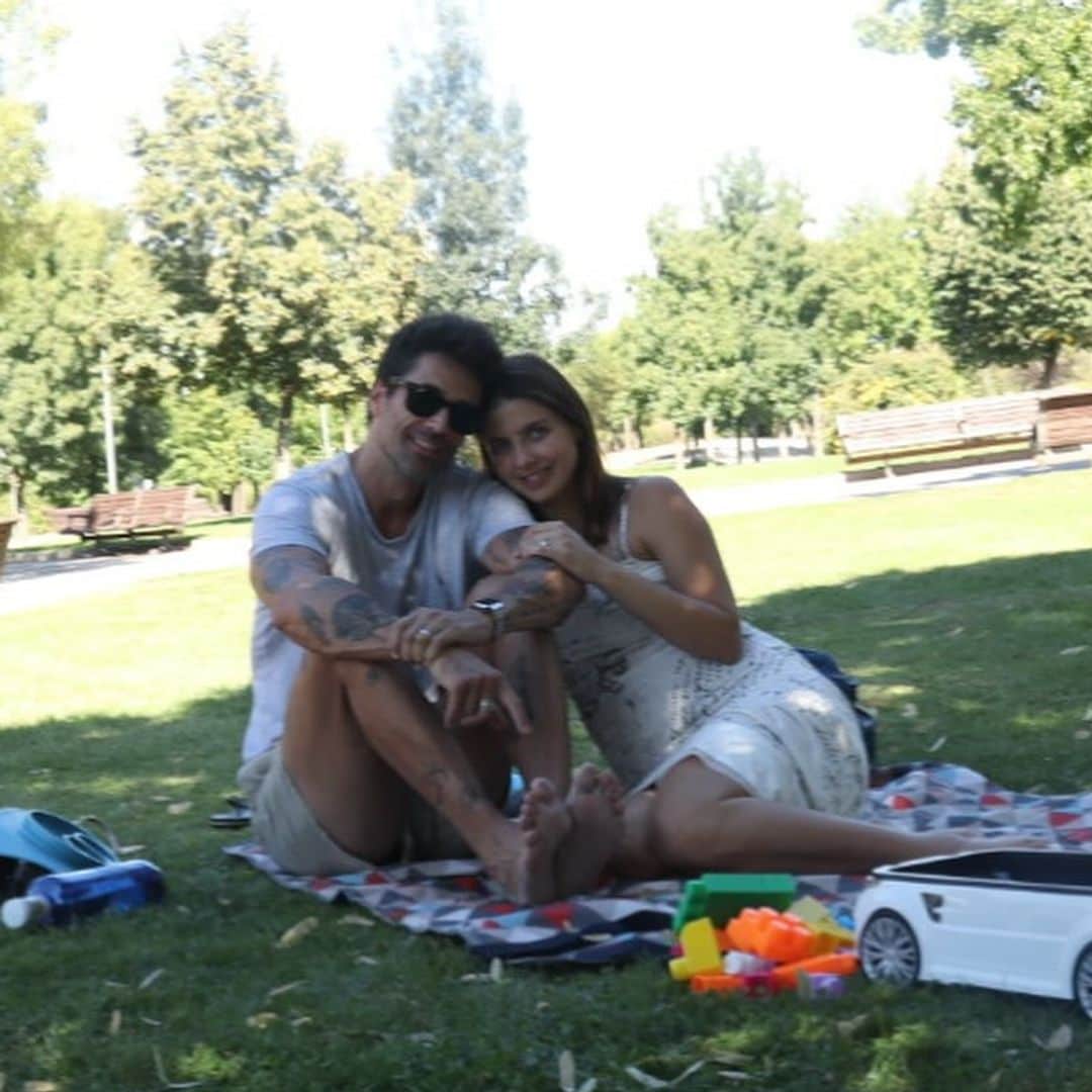 Michelle Renaud y Matías Novoa disfrutan de un picnic familiar, en medio de la dulce espera