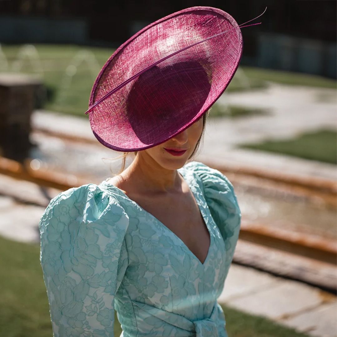 10 tocados de madrina para bodas de otoño que favorecen y aportan elegancia sin resultar excesivos
