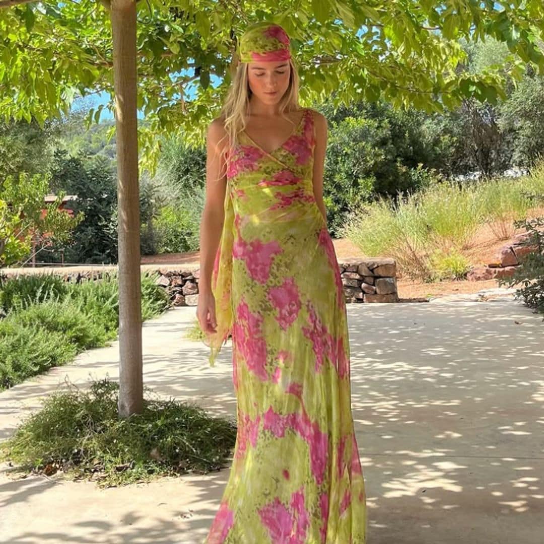 Un pañuelo a lo pirata y un vestido vintage: el lookazo de invitada con el que Blanca ha triunfado en la boda de su amiga