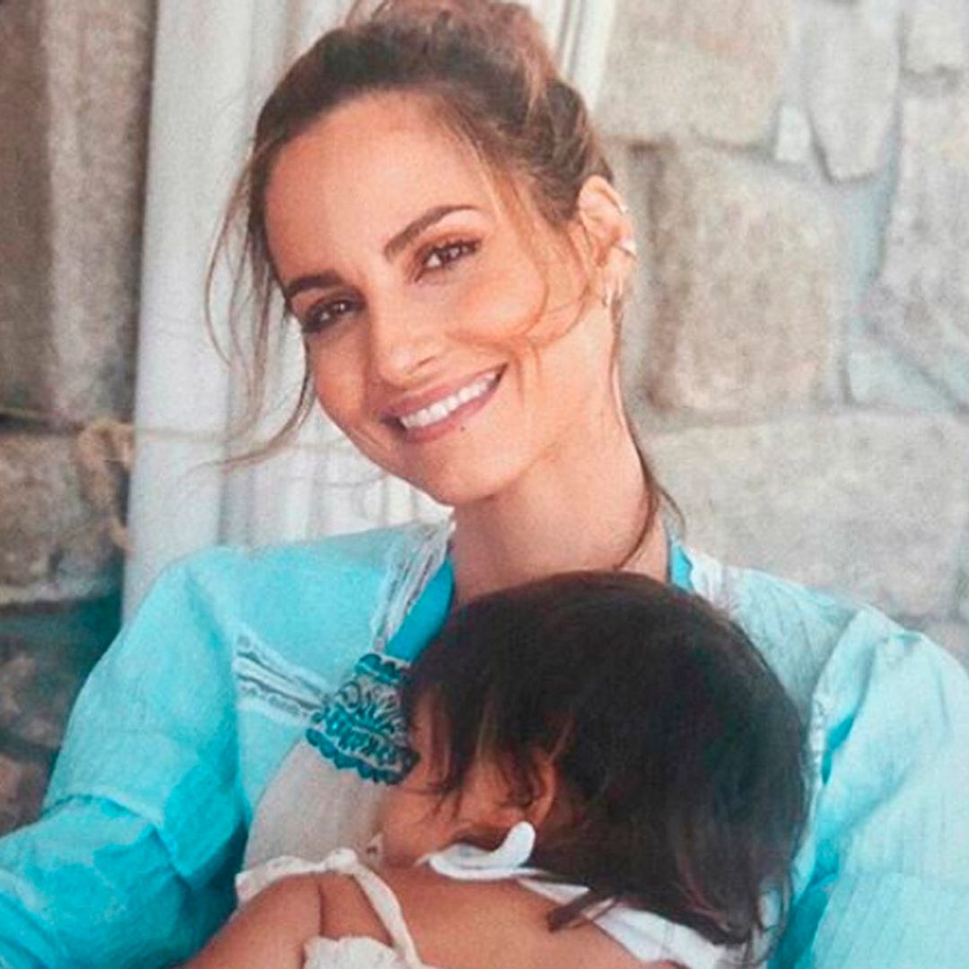 Cambio de 'look' con vistas al mar: la peluquería improvisada de Ariadne Artiles y su hija