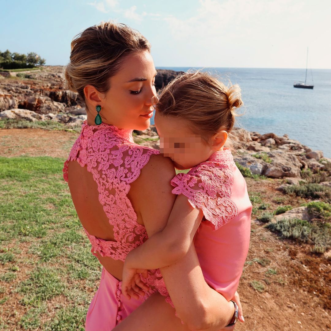 Bella, la hija de Alice Campello y Álvaro Morata, tiene claro cómo ir a la compra: como una auténtica princesa