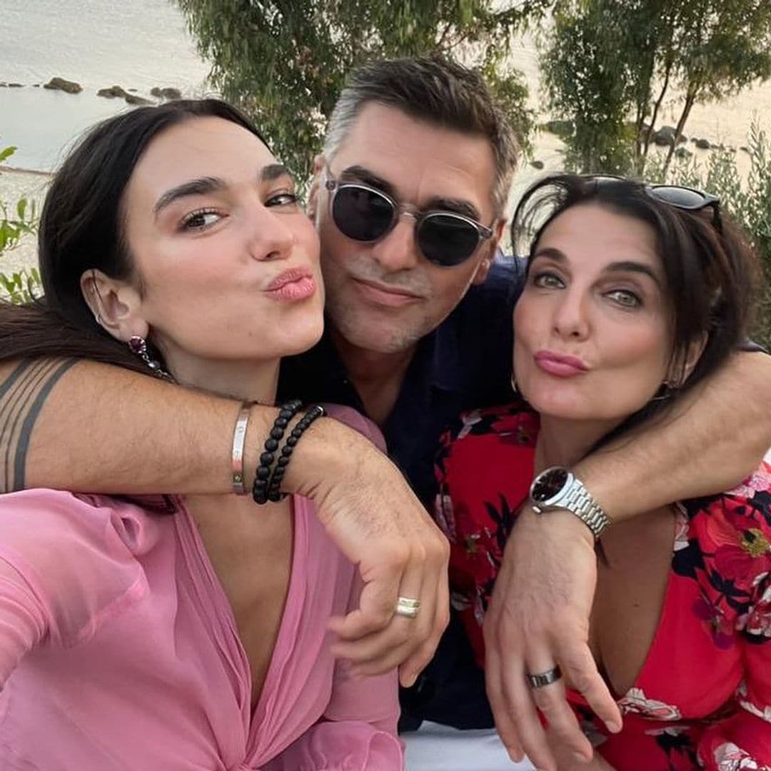 Los padres de Dua Lipa se rinden ante la magia de Chichén Itzá en su visita por México