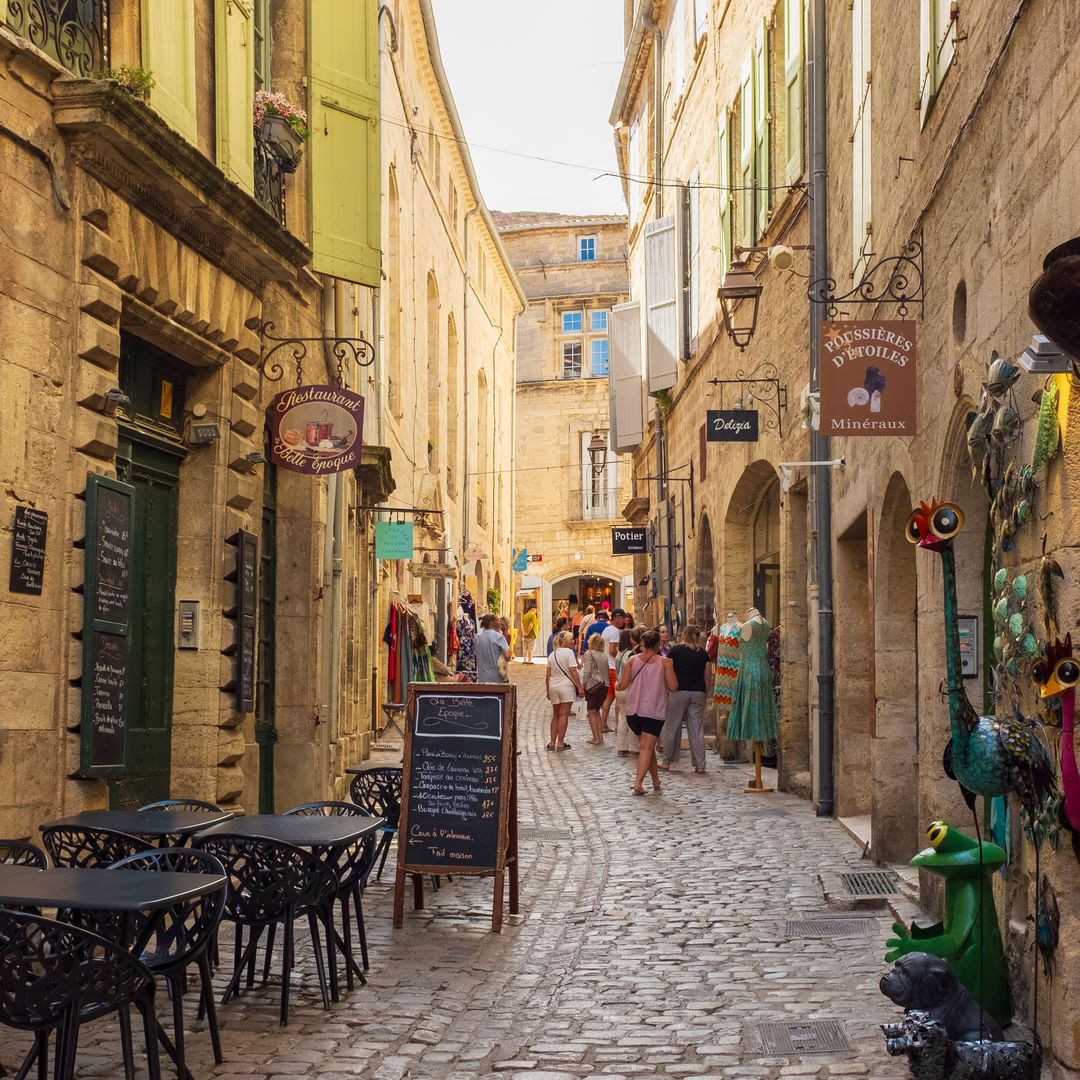 Calle empedrada de Pezenas, Francia