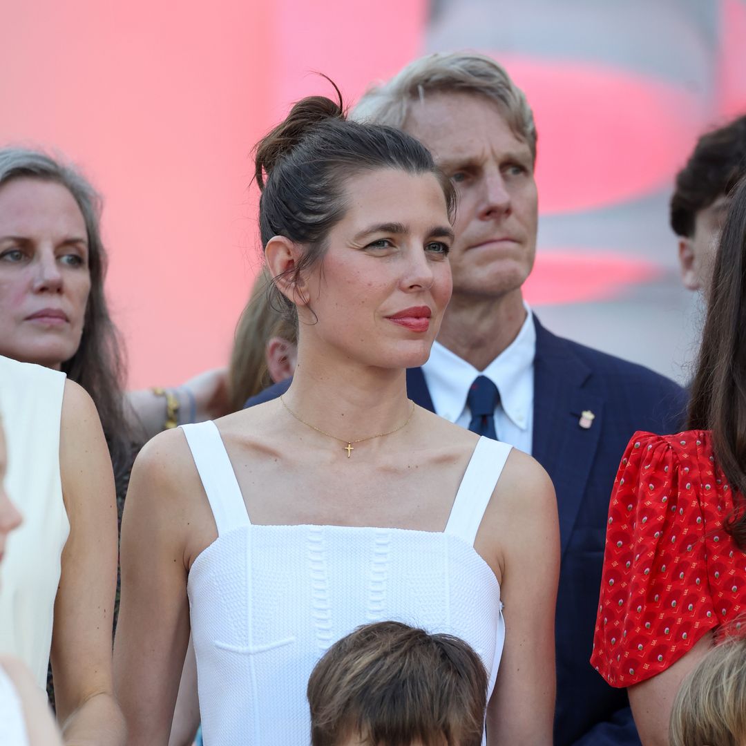 Ni tiara ni drama: Carlota Casiraghi y su look Chanel con significado