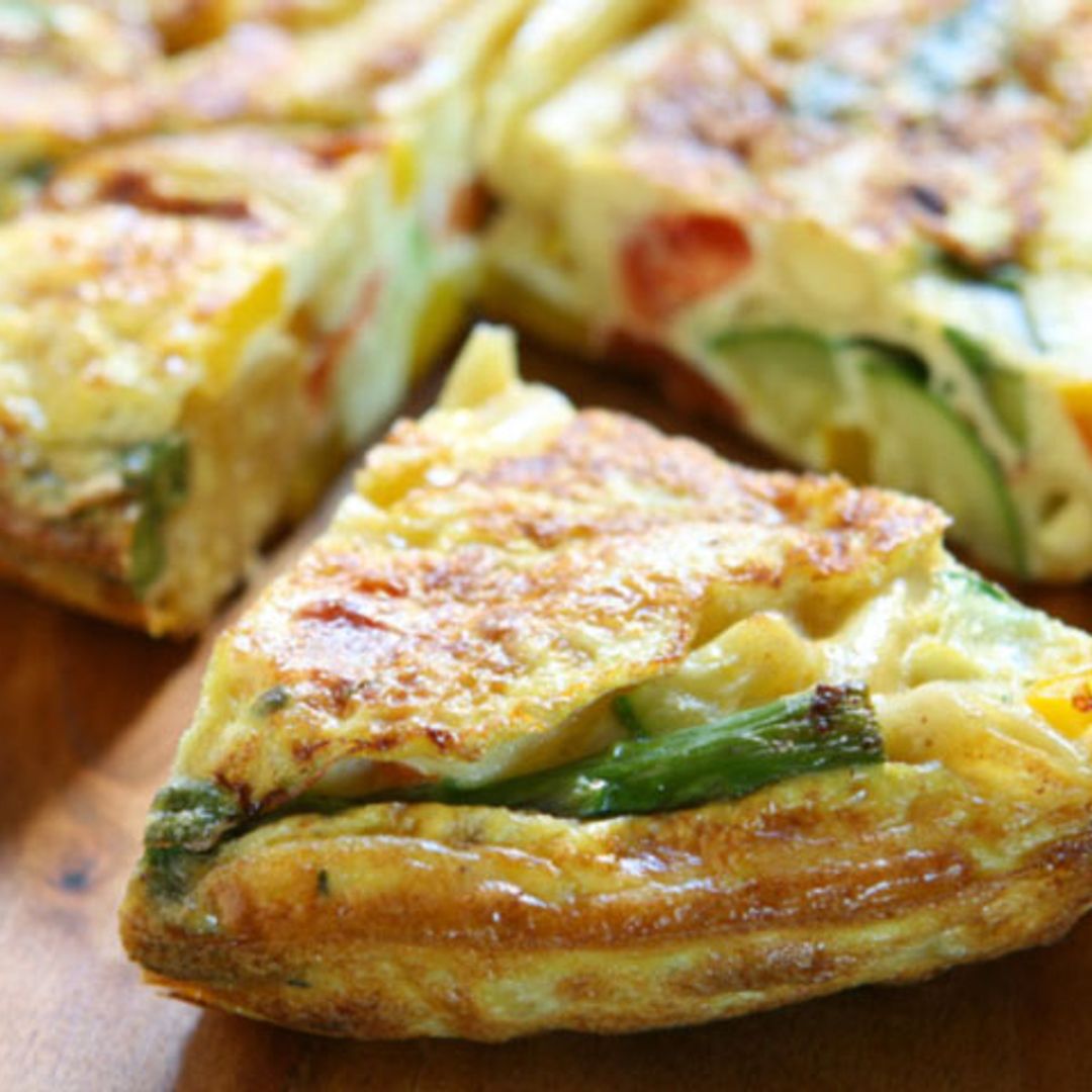 Tortilla de patatas, espárragos y pimientos