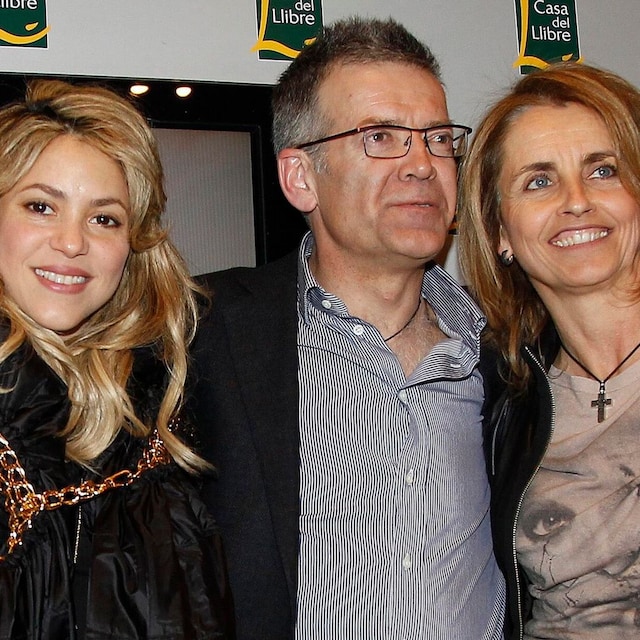 shakira y los padres de gerard piqu joan piqu y montserrat bernabeu