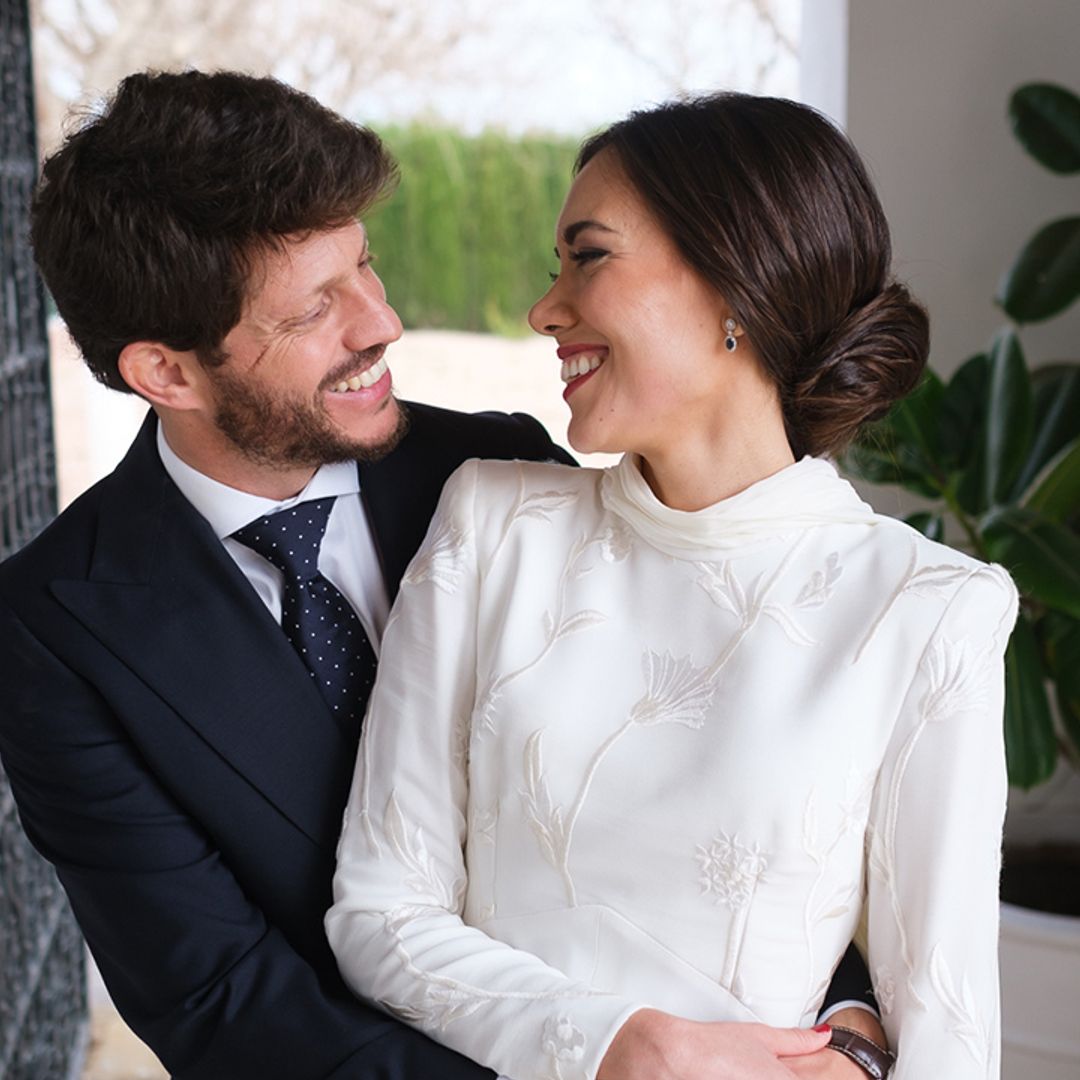 La historia de Lourdes, la novia que se casó con un vestido bordado de claveles con capa en la Mezquita de Córdoba