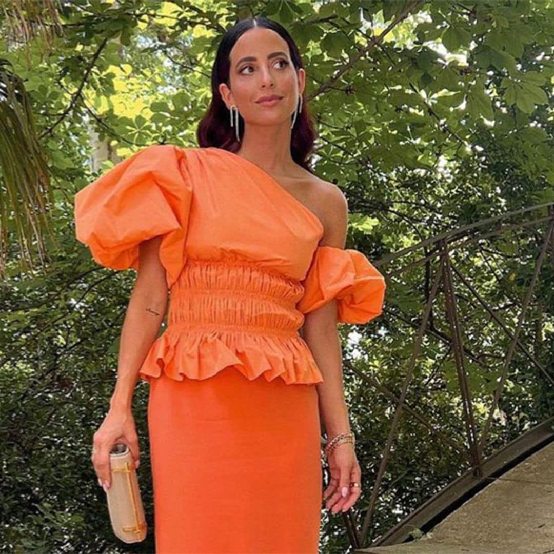 Viste de naranja y serás la invitada perfecta en bodas y fiestas de verano