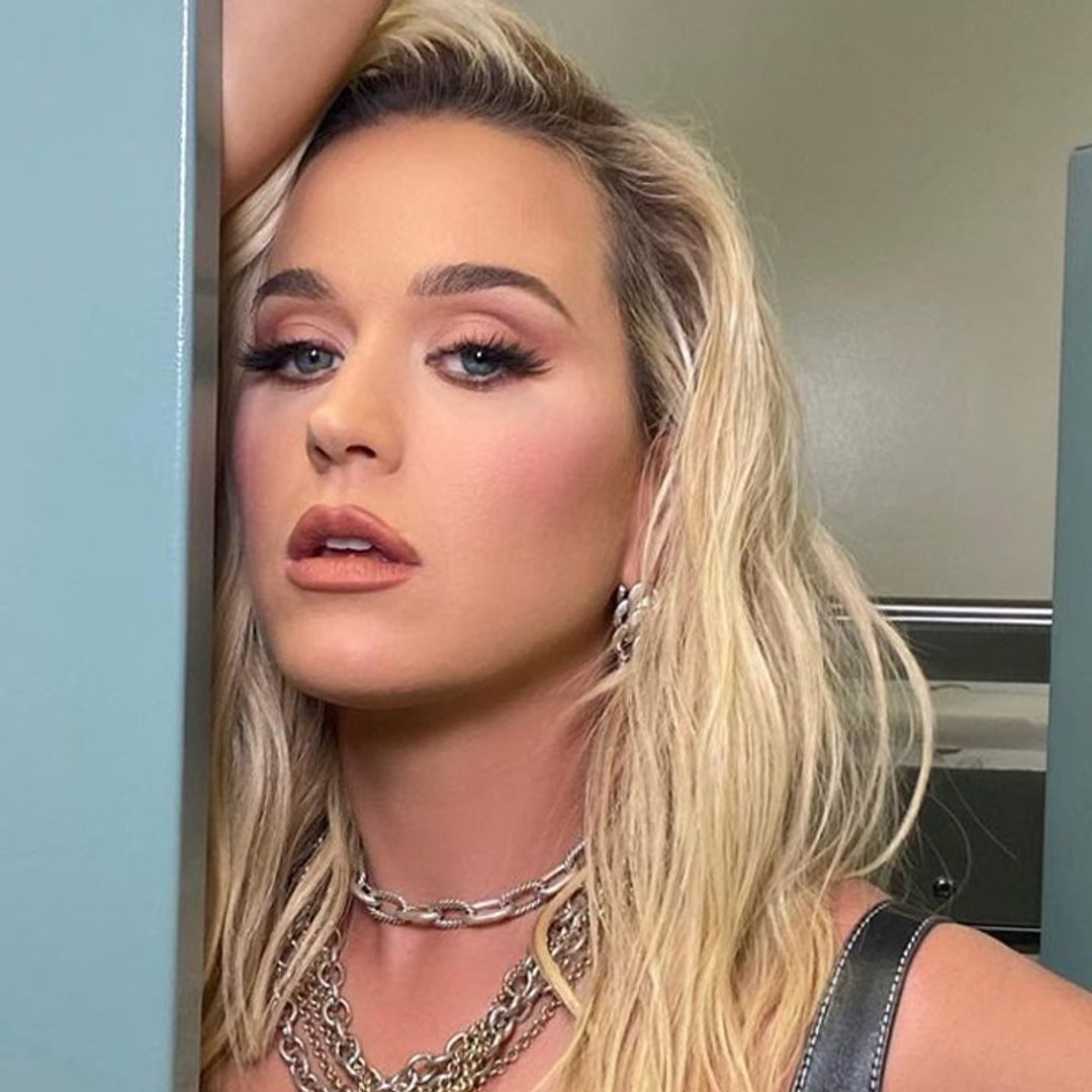 Katy Perry monta un desfile de moda en el lugar más inesperado: ¡el baño!