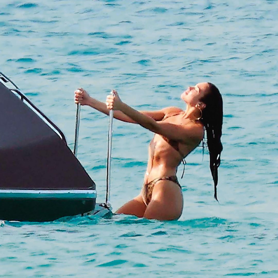 Dua Lipa disfrutando de las aguas de Ibiza
