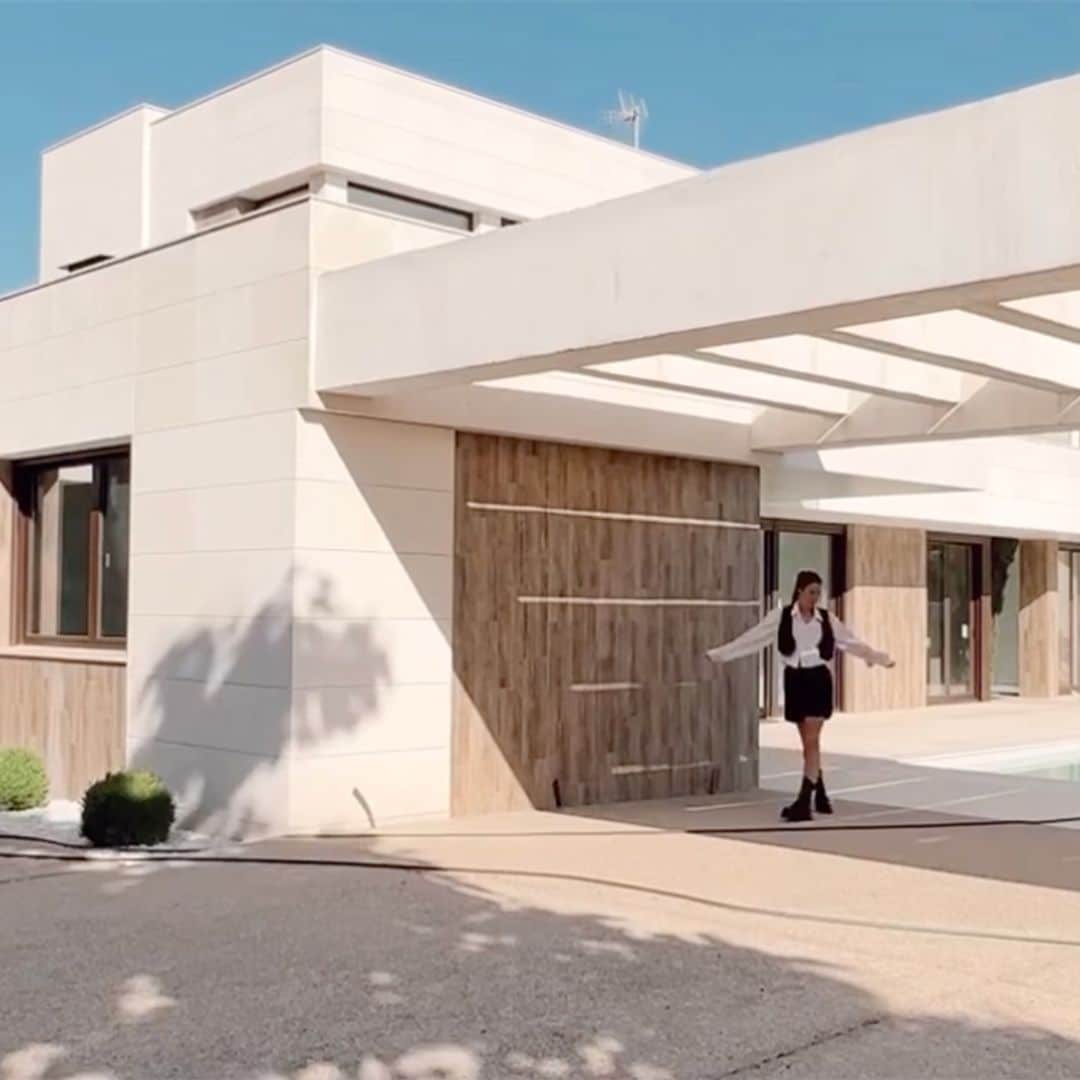 Así es la casa 'minimal' de Marta Riumbau: microcemento, orden y sencillez