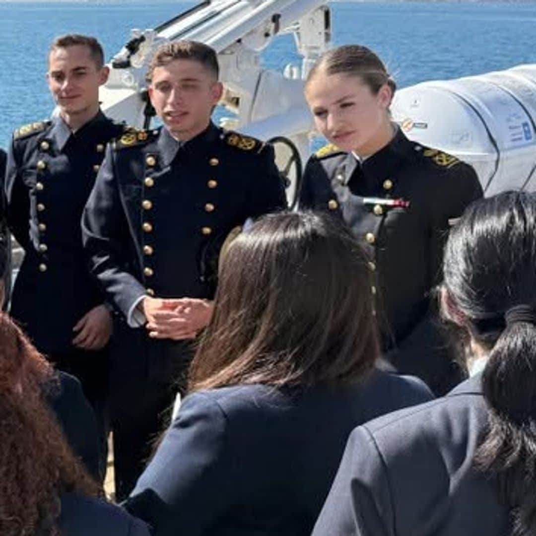 La imagen inédita de la princesa Leonor enseñando 'Elcano' en una jornada de puertas abiertas