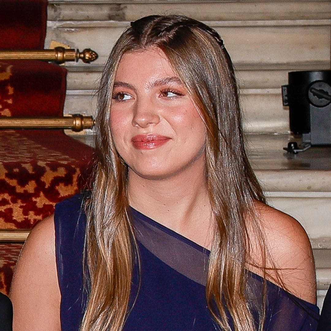 La infanta Sofía destaca como nunca con su look de 'escote Letizia' en Barcelona