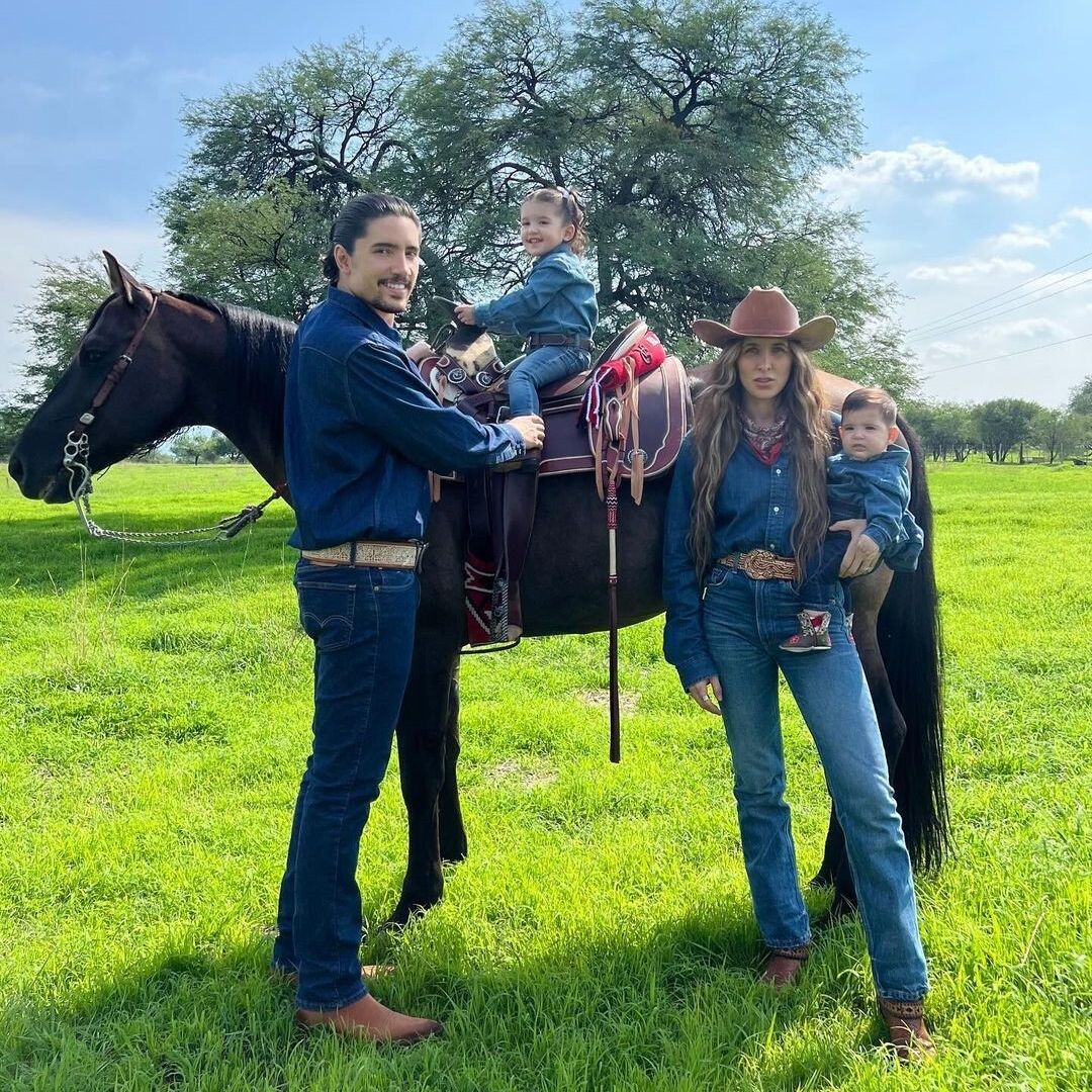 En compañía de sus hijas, Alex Fernández celebra a su mujer en el rancho familiar
