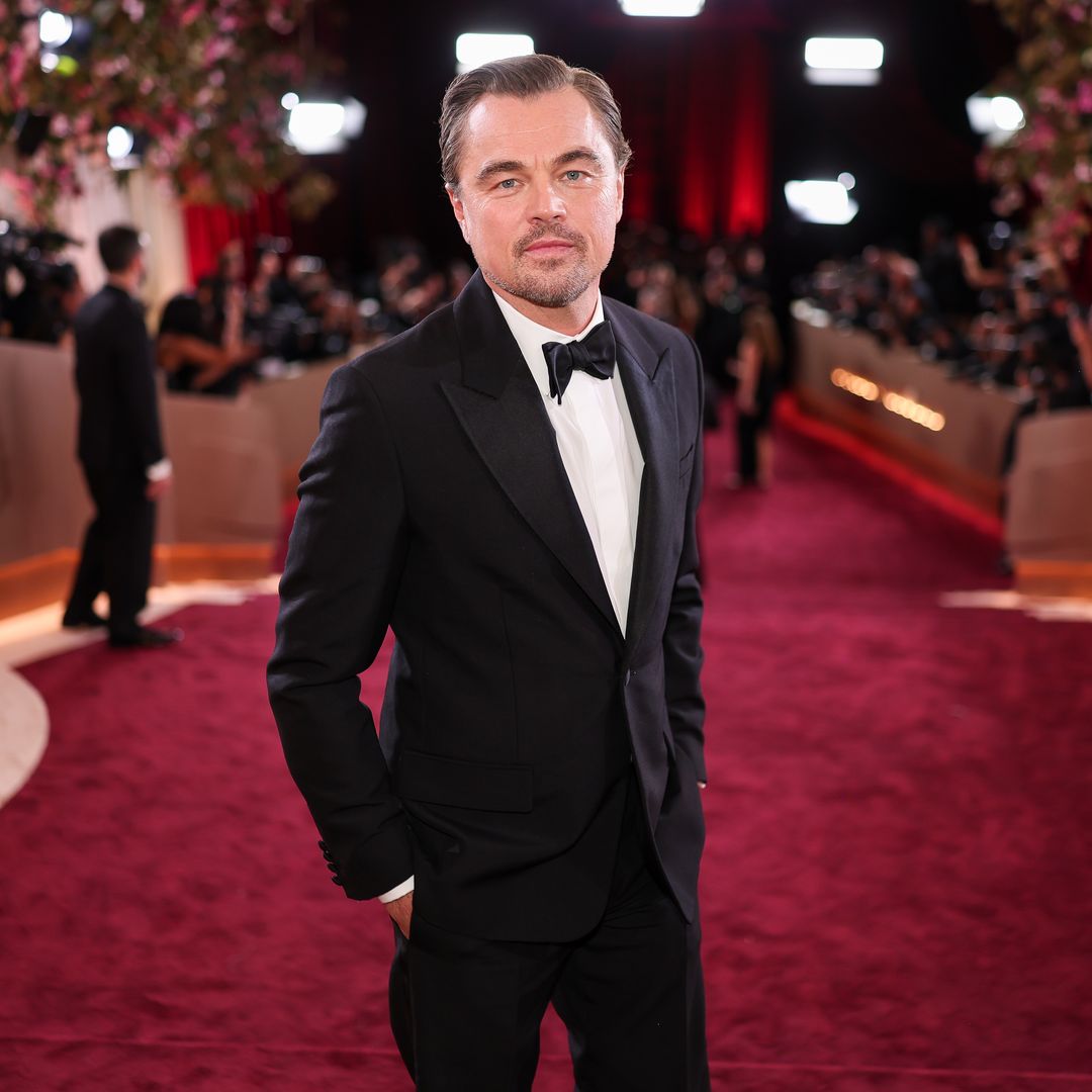 Leonardo DiCaprio y la broma de Nikki Glaser sobre la edad de sus novias que dio de qué hablar en los Golden Globes