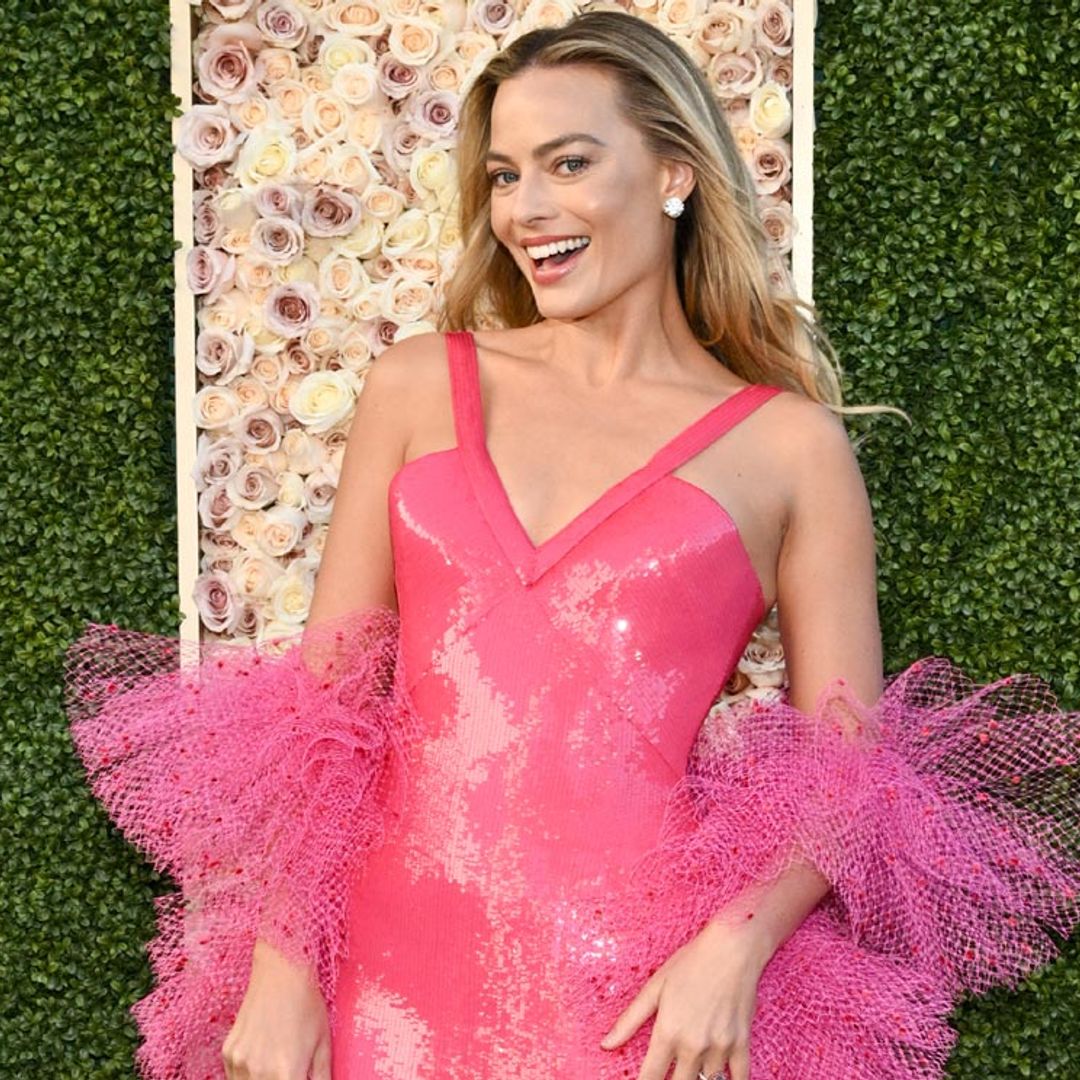 ¡Impresionante! Margot Robbie se supera con un vestidazo 'Barbiecore' de lentejuelas y volantes de red