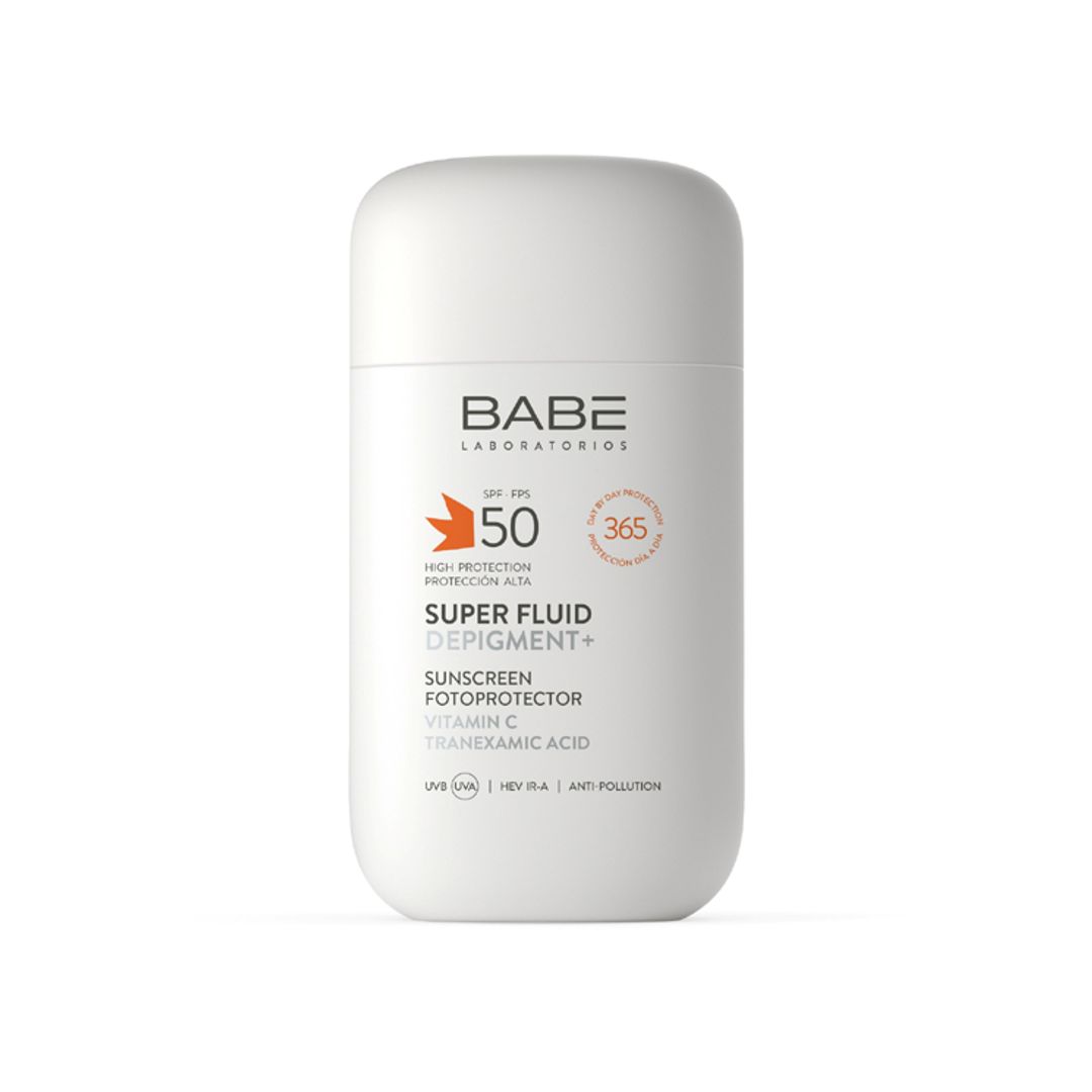 Super Fluid Depigment+ SPF 50, de BABÉ (24,50 euros). Una protección de amplio espectro frente a UVB, UVA, luz azul e infrarroja; y una fórmula enriquecida con ácido tranexámico y vitamina C para regular la producción de melanina, prevenir manchas y favorecer un tono uniforme.